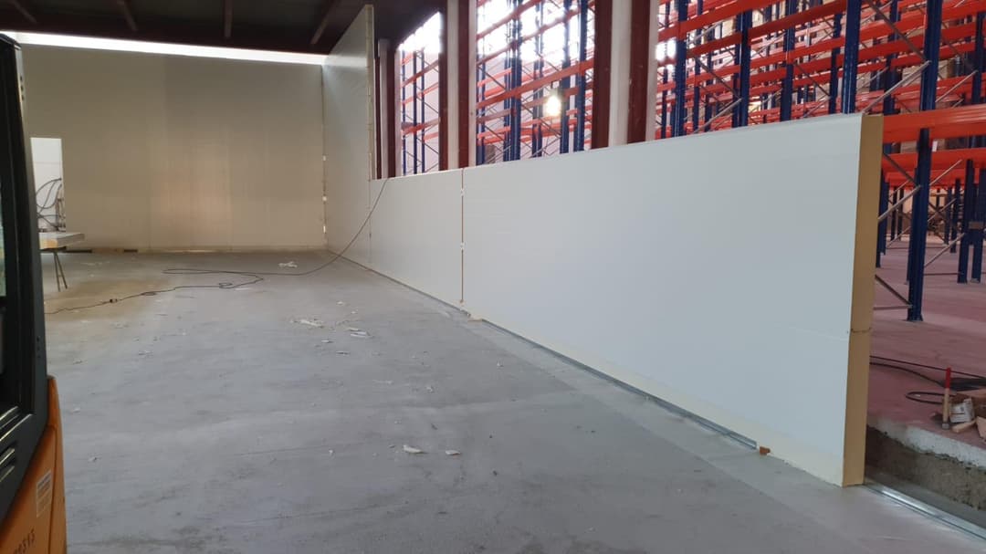 Montaggio pannellature per parete divisoria