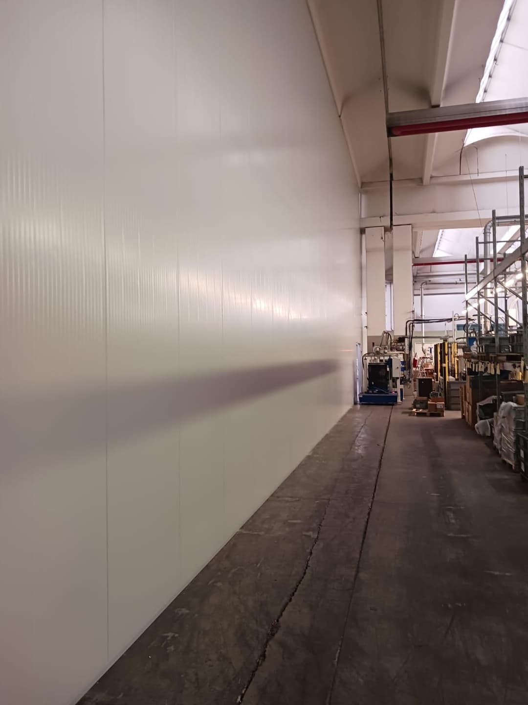 Montaggio completato della parete divisoria per la logistica
