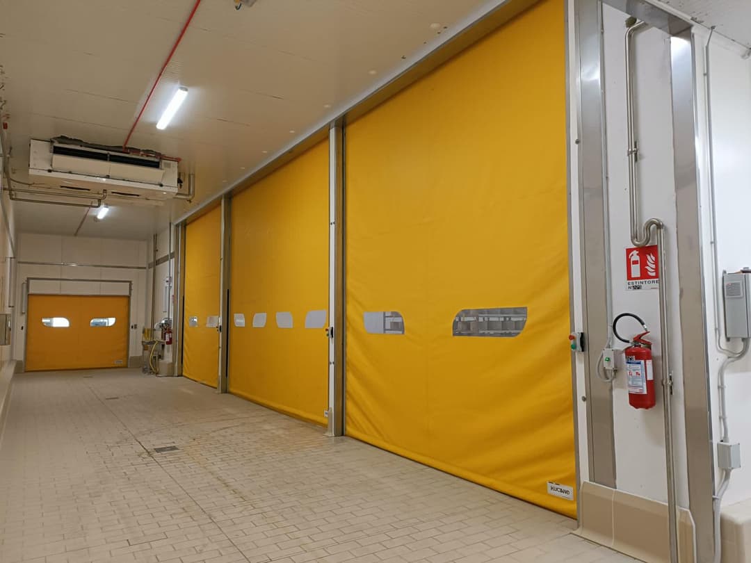 Zona di carico e scarico a temperatura controllata con porte ad arrotolamento